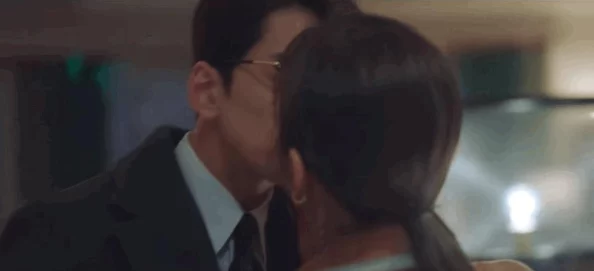 女人亲男人视频 网友评价：这个视频真是太有趣了，展现了情侣之间的甜蜜互动，让人感受到爱情的美好