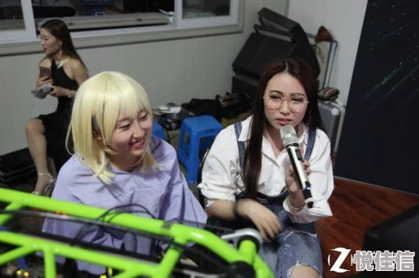 美女搞鸡直播近日直播间新增互动环节观众可参与投票选择游戏内容