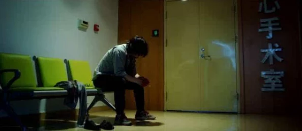 男人扒下美女胸罩喝奶水震惊！路边摊老板娘哺乳期遭猥亵监控曝光
